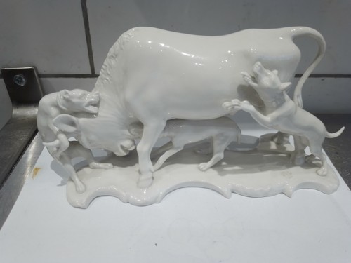 Stier kämpft mit hunden - kämpft,